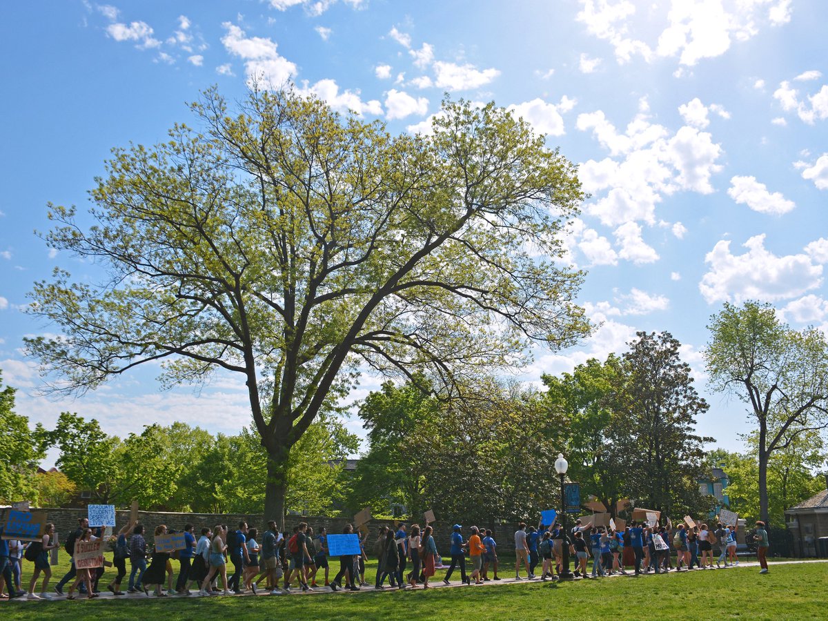 Reflecting on our living wage rally yesterday—here is a thread with some photos of my favorite protest signs!

#WeAreGAGE #LivingWageNow