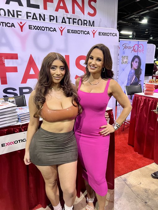 1 pic. I loved catching up with @violetsaucy today @realloyalfans booth @EXXXOTICA https://t.co/9HQv