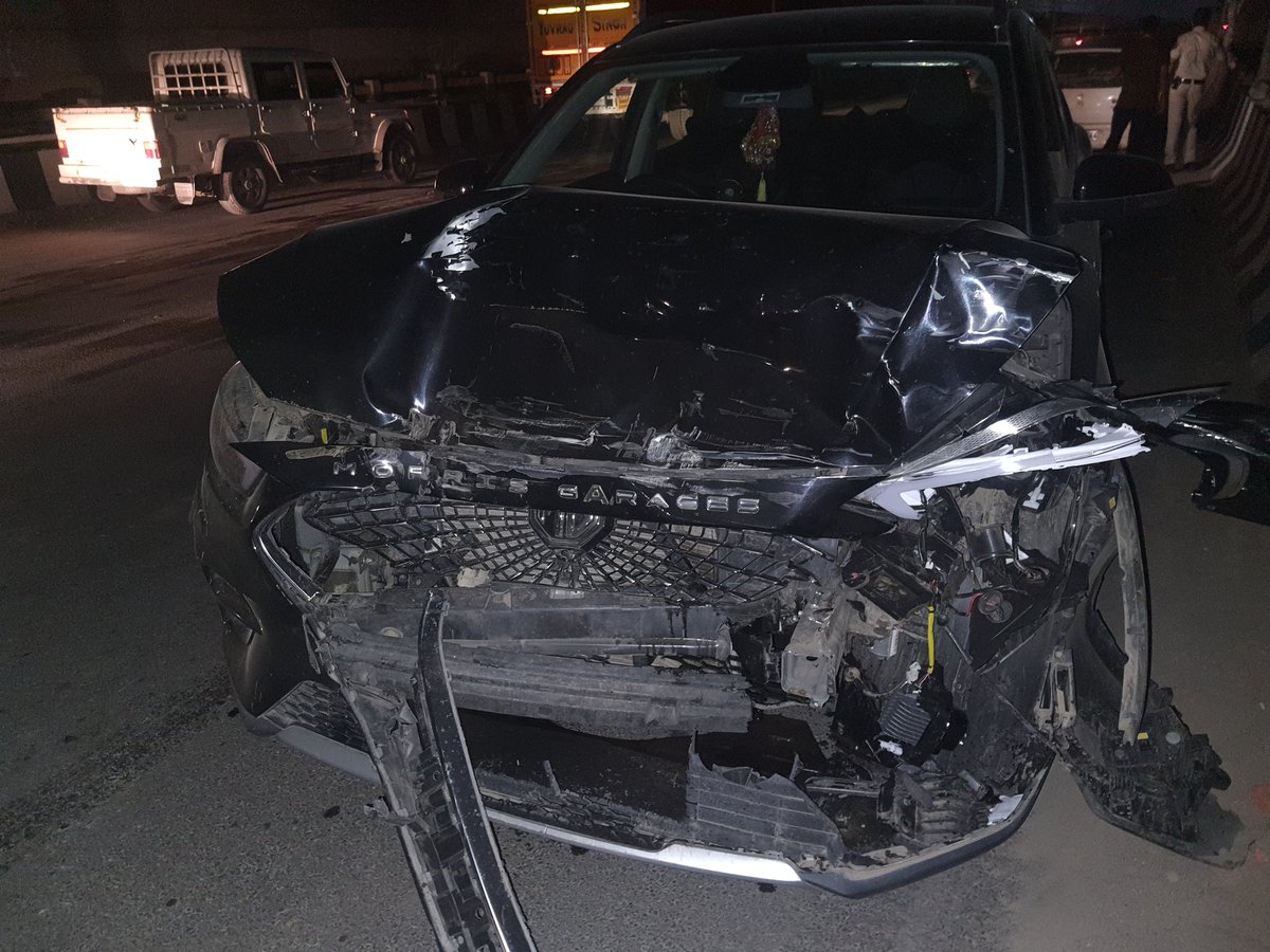 SaurabhShubhi's tweet photo. @MGMotorIn
@rajeev_chaba
@nitin_gadkari ji
@MgAstor

MG Team,

I meet with a accident on highway truck hit my car directly frm frnt &amp; major part of my car got damaged.

Fortunately nothing happn to me but after the front collide Air bag not come out which is major safety issue. https://t.co/KYxq10aGiz