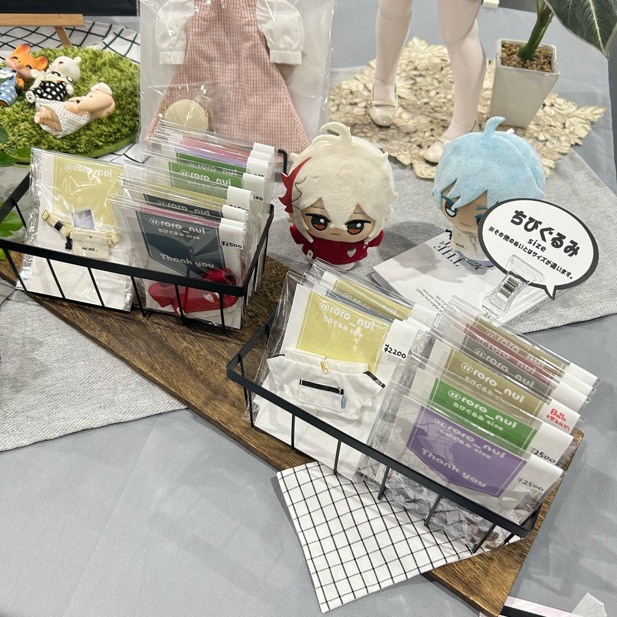 roku_doll's tweet photo. こんな感じでブース設営完了しました♡
本日はCOCORIANGサイズ、ちびぐるみサイズ、Kumakoサイズのお洋服を準備しております。
どうぞよろしくお願いします🥰
#アイドール大阪 D35 #rorocafe https://t.co/A21UjdZajD