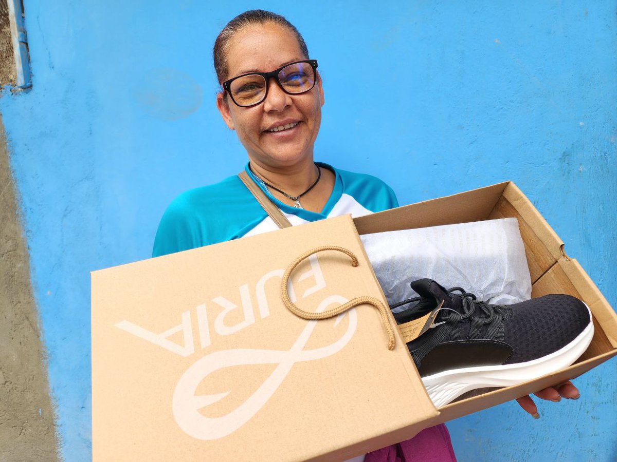 De la mano del <a href="/MinComNacional/">Ministerio de Comercio Nacional</a>,  trabajadores del @MPPEDUCACION adquirieron variedad de calzados de buena calidad y a bajos costos, durante la Jornada de Venta de Zapatos del Plan Z que promueve el Gobierno Bolivariano.

<a href="/NicolasMaduro/">Nicolás Maduro</a>