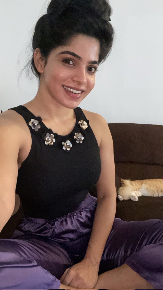 Retweet_hub0's tweet photo. damn that face 🥵

#actress #divyabharathi https://t.co/6du4vLjZUH