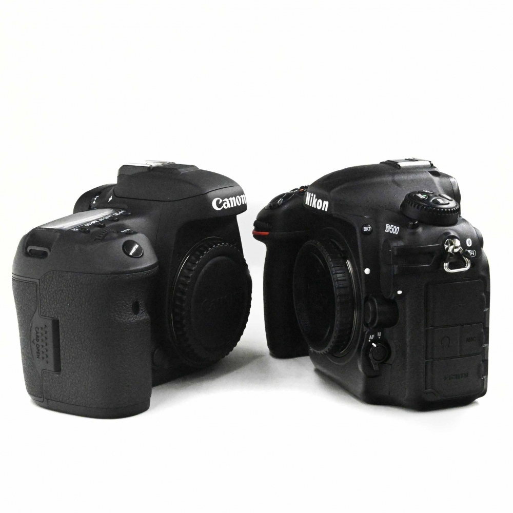 champcamera's tweet photo. #レフ機 名勝負 by #港北ニュータウン 店
#ニコン と #キヤノン のAPS-Cレフ機最上位 #D500 と #7DMK2。美しいライバル関係でした。主戦場は #ミラーレス に移行しキヤノンはR7が好調。ニコンの出方が本当に楽しみですね。
#EOSR7MK2 #NikonD500 #都筑ふれあいの丘
https://t.co/eah2VBen0T https://t.co/KvbFddNRzK
