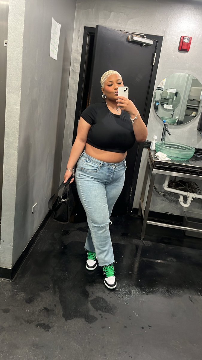 ShaylaSharron's tweet photo. lil bald head ho https://t.co/jWqTBGSlLe