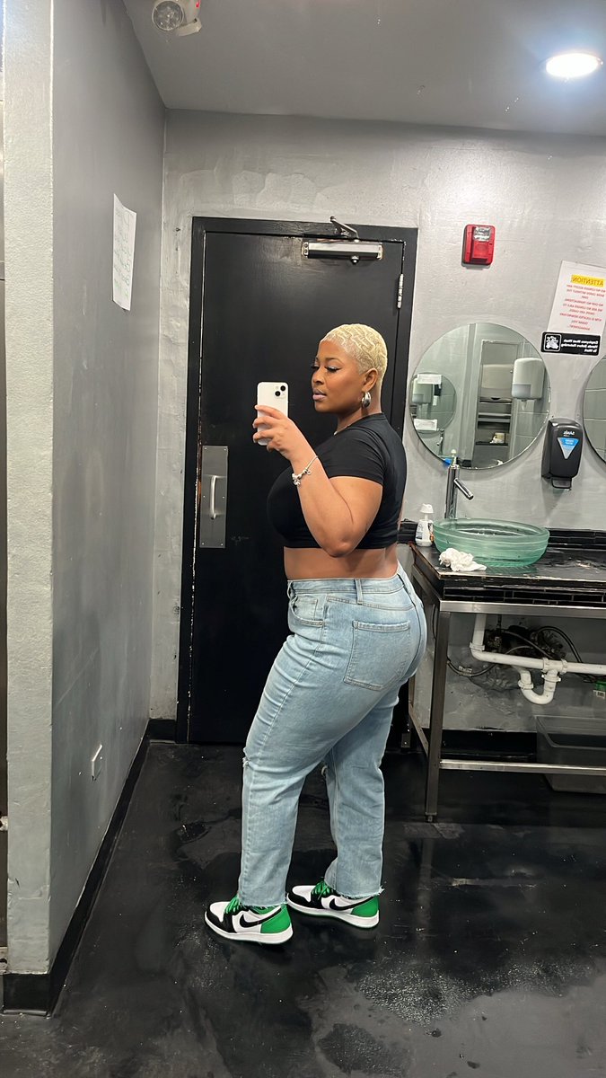 ShaylaSharron's tweet photo. lil bald head ho https://t.co/jWqTBGSlLe