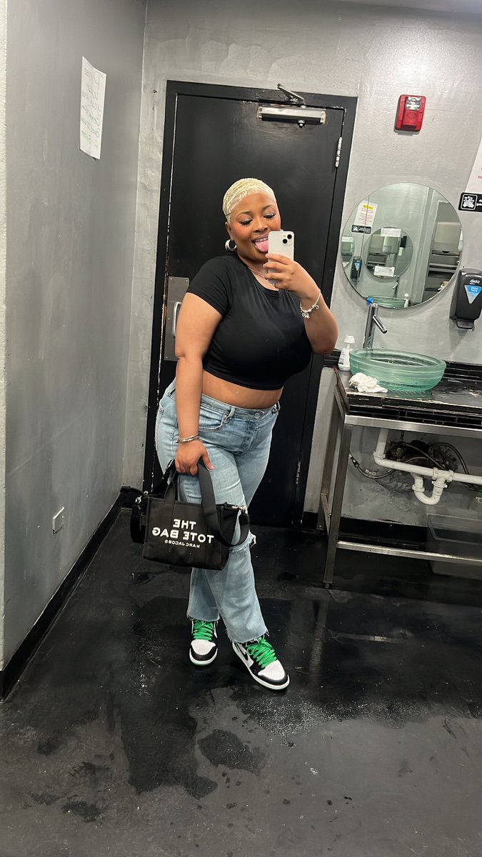 ShaylaSharron's tweet photo. lil bald head ho https://t.co/jWqTBGSlLe