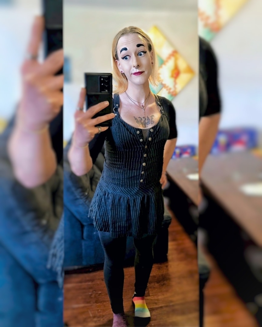 PhoenixPearlLov's tweet photo. ♡ Socks don't match but she's still a hell of a catch 😘💋💜 ♡
#SocksDontMatch #StillACatch #LoveThisDress #BlueCheckMark #TransWomenAreWomen #TransLife #StraightBoysThinkImPretty 😏🤭 https://t.co/oFr3AOVAWo