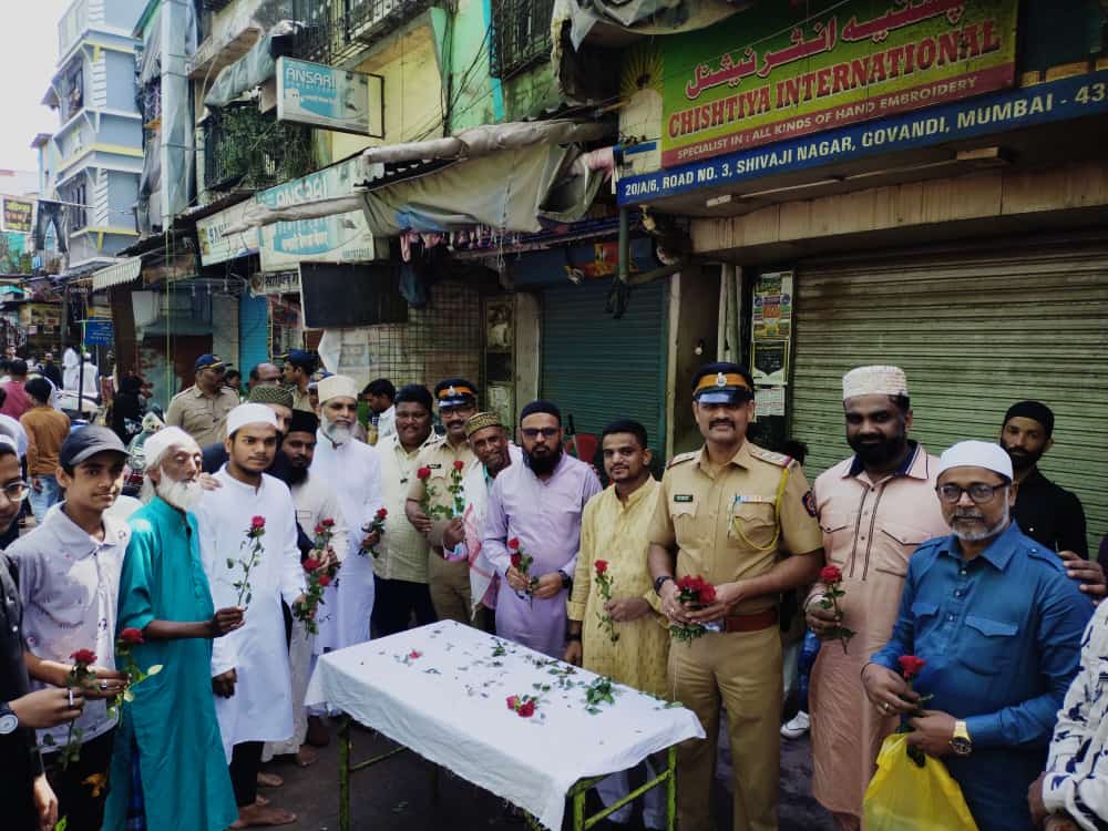 ALIQURESHI2001's tweet photo. Dear sir and Madam 
Thank you to all 
Mumbai police
ham aap ka tah dil say shukriya ada karty hai 
 aap logo nay poray Ramadan 24 hours duty kar k hamri raksha ki shukriya aap ka bohat bohat 
#MumbaiPolice
#Mumbai 
#govandi https://t.co/Yq40JMe7Oj