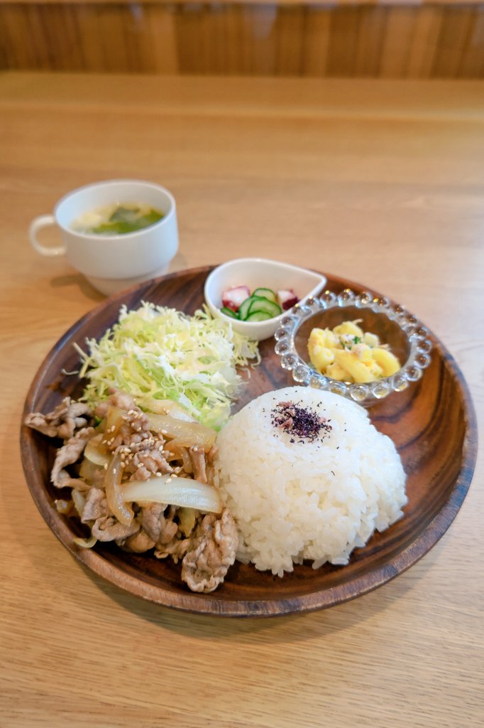 cromartie27's tweet photo. 昨日のお昼ごはんはO-cafeさんの豚の生姜焼きプレートお味噌汁付き♡この後帰ってから庭の雑草を抜きまくって今日は筋肉痛(；Д；)
#Ocafe #町田 https://t.co/FLZLhtUDRN