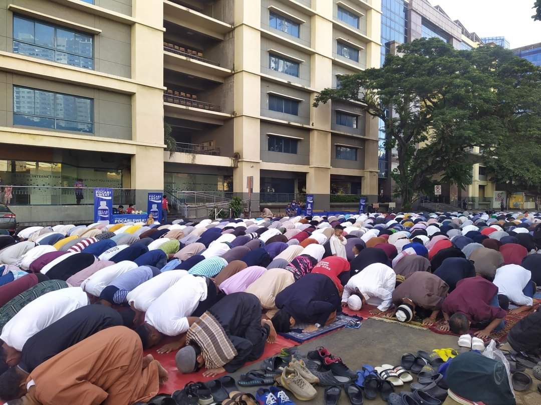 1_davao's tweet photo. #DAVAO_CITY , Davao 
LOOK | Thousands of our Muslims brothers and sisters flocked in Roxas Ave. for the offering &amp; prayer of Eid al-Fitr in line w/ the closing of Ramadan yesterday, April 22, 2023.

📸 GMA Super Radyo Davao

#EidAlFitr2023 
#EidAlFitrMubarak 
#1Davao #OneDavao https://t.co/FBiZY7MD5K
