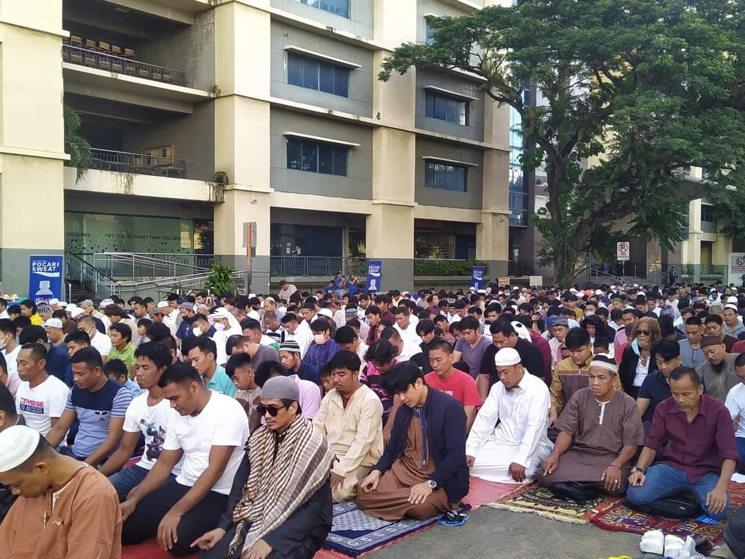 1_davao's tweet photo. #DAVAO_CITY , Davao 
LOOK | Thousands of our Muslims brothers and sisters flocked in Roxas Ave. for the offering &amp; prayer of Eid al-Fitr in line w/ the closing of Ramadan yesterday, April 22, 2023.

📸 GMA Super Radyo Davao

#EidAlFitr2023 
#EidAlFitrMubarak 
#1Davao #OneDavao https://t.co/FBiZY7MD5K