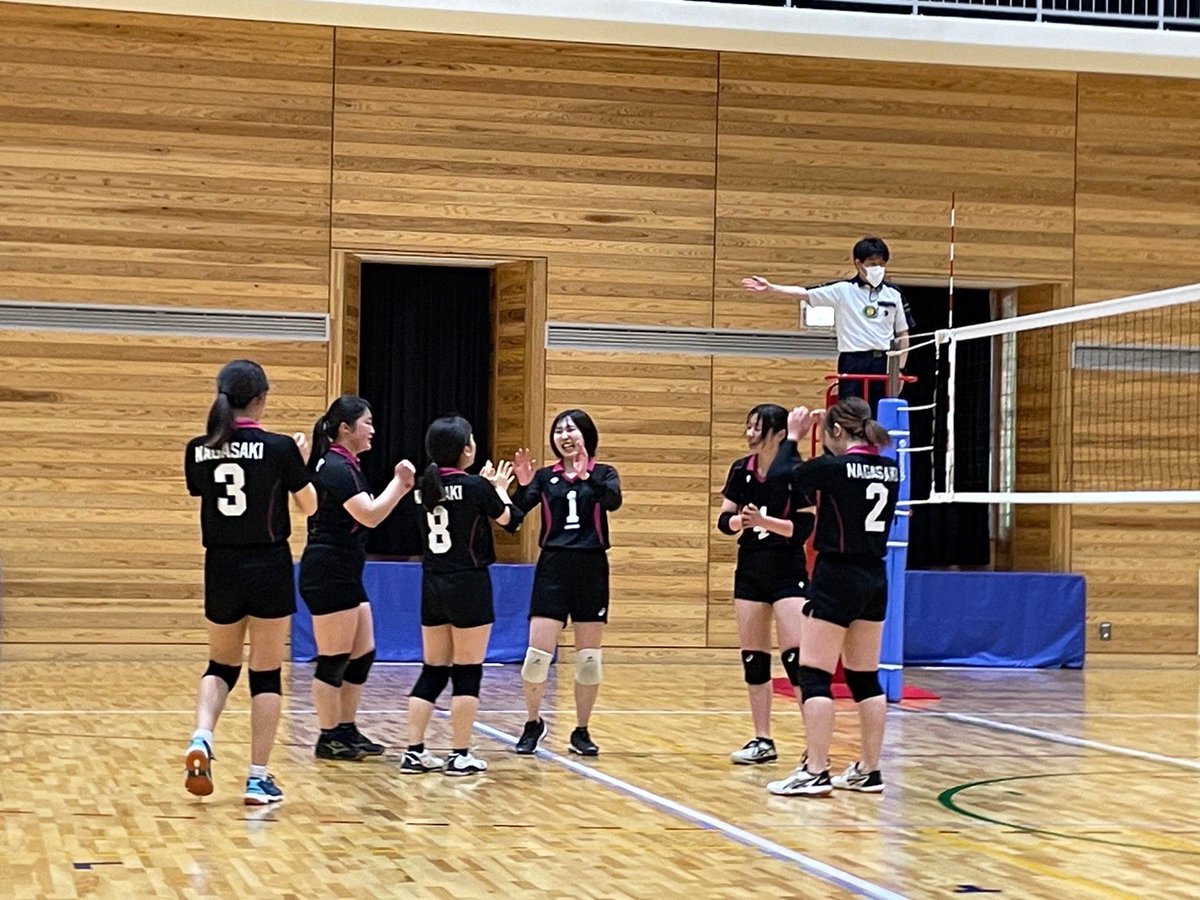 numgvc's tweet photo. 決勝トーナメント１回戦🏐

第一試合　vs 大分大学
1セット目　25-21
2セット目　25-21
2-0で勝ちました！

次は、第3試合熊本大学さんまたは宮崎大学さんの勝者と対戦します。

応援よろしくお願いします！ https://t.co/UpJET6Rn62