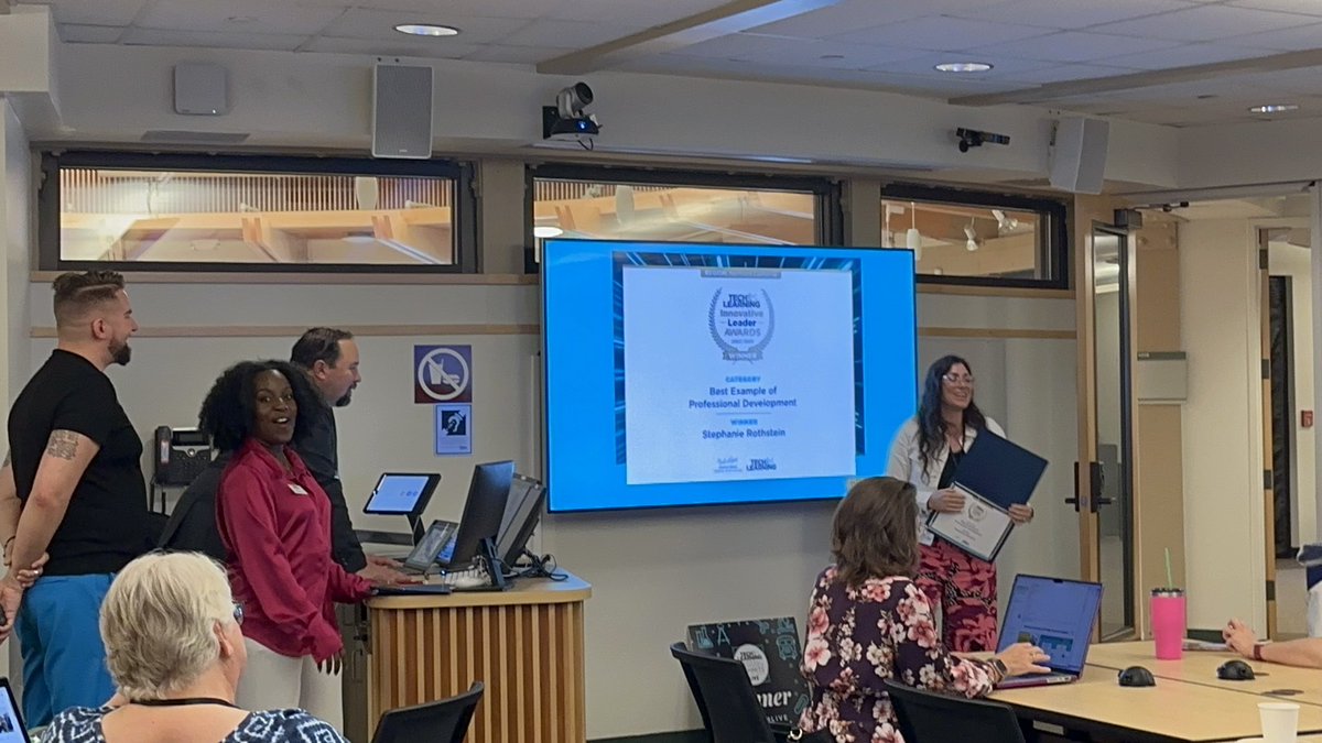 StephRothEDU's tweet photo. Well that was a lovely way to end this Saturday at @krausecenter.

Thank you #TLTechLive for the recognition of my work supporting @SantaClaraUSD educators.

#SCUSDpride https://t.co/1lU3pyHmlm