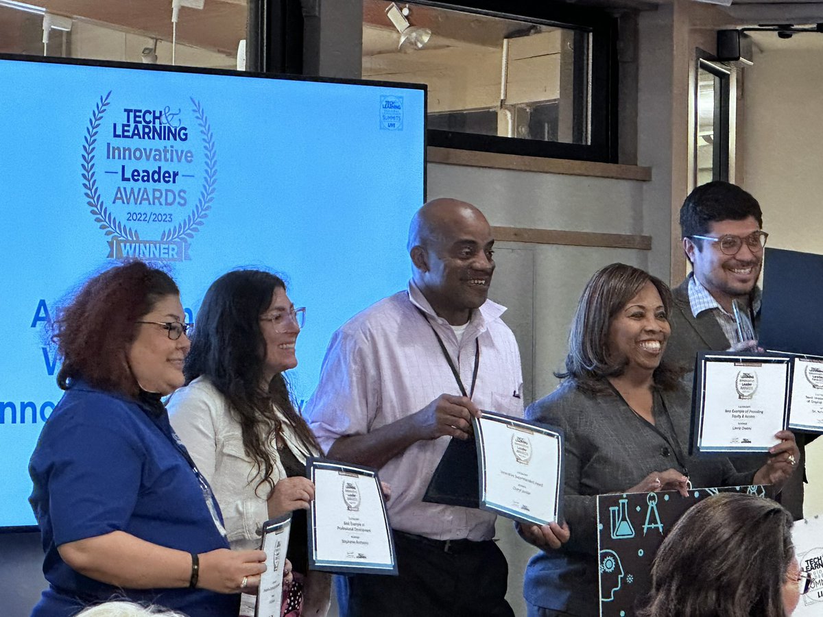 StephRothEDU's tweet photo. Well that was a lovely way to end this Saturday at @krausecenter.

Thank you #TLTechLive for the recognition of my work supporting @SantaClaraUSD educators.

#SCUSDpride https://t.co/1lU3pyHmlm