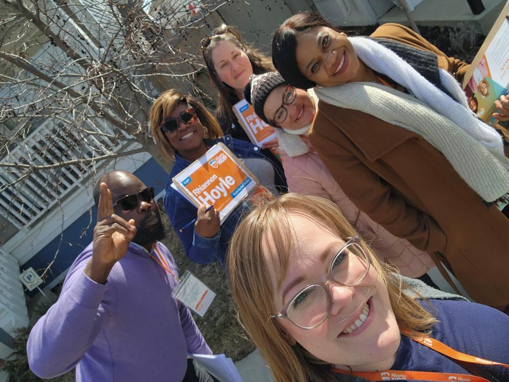 RhiHoyleYEG's tweet photo. It was a beautiful day for doorknocking in Edmonton-South! Our team was blown away by the immense support at the doors.

Residents are telling us that a government led by @RachelNotley can't come fast enough! 🧡 💪🏾

#AbLeg #abpoli #yeg https://t.co/hhZz0k4Ku9
