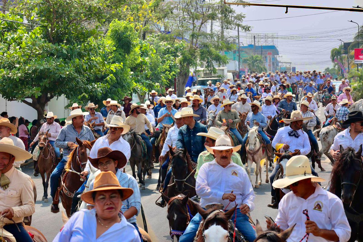 Con mucho gusto y orgullo, compartimos esta Magna Cabalgata en el gran puerto de #Veracruz, celebrando 504 años del caballo en México.