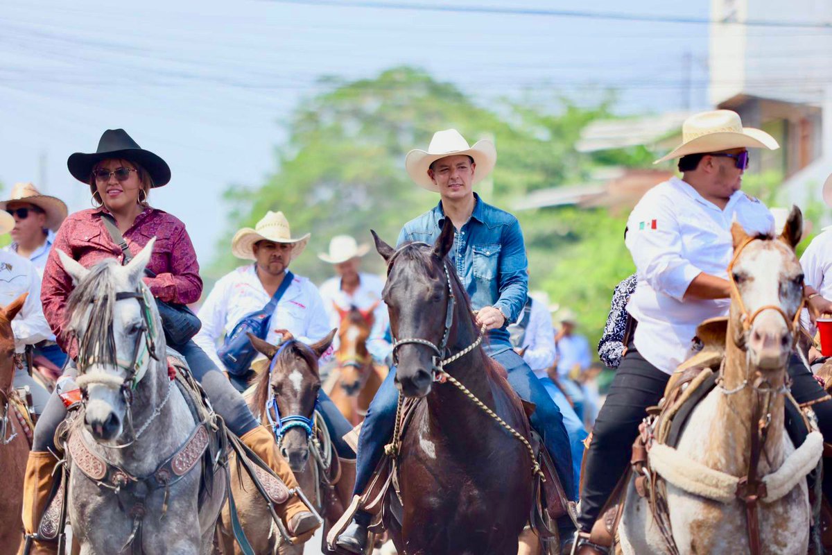 alejandromurat's tweet photo. Con mucho gusto y orgullo, compartimos esta Magna Cabalgata en el gran puerto de #Veracruz, celebrando 504 años del caballo en México. https://t.co/twC4KGBmJU