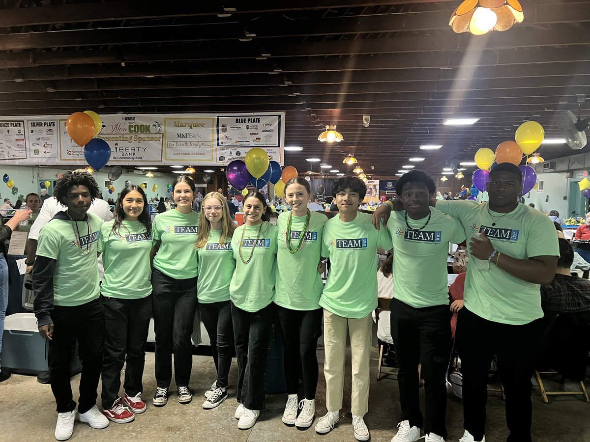 DreamBigDHS's tweet photo. The DHS Valley SURGE council had a great time tonight volunteering at the Men Who Cook fundraiser! @DerbyRedRaider @RedRaiderCT https://t.co/iiBTl7pZkB