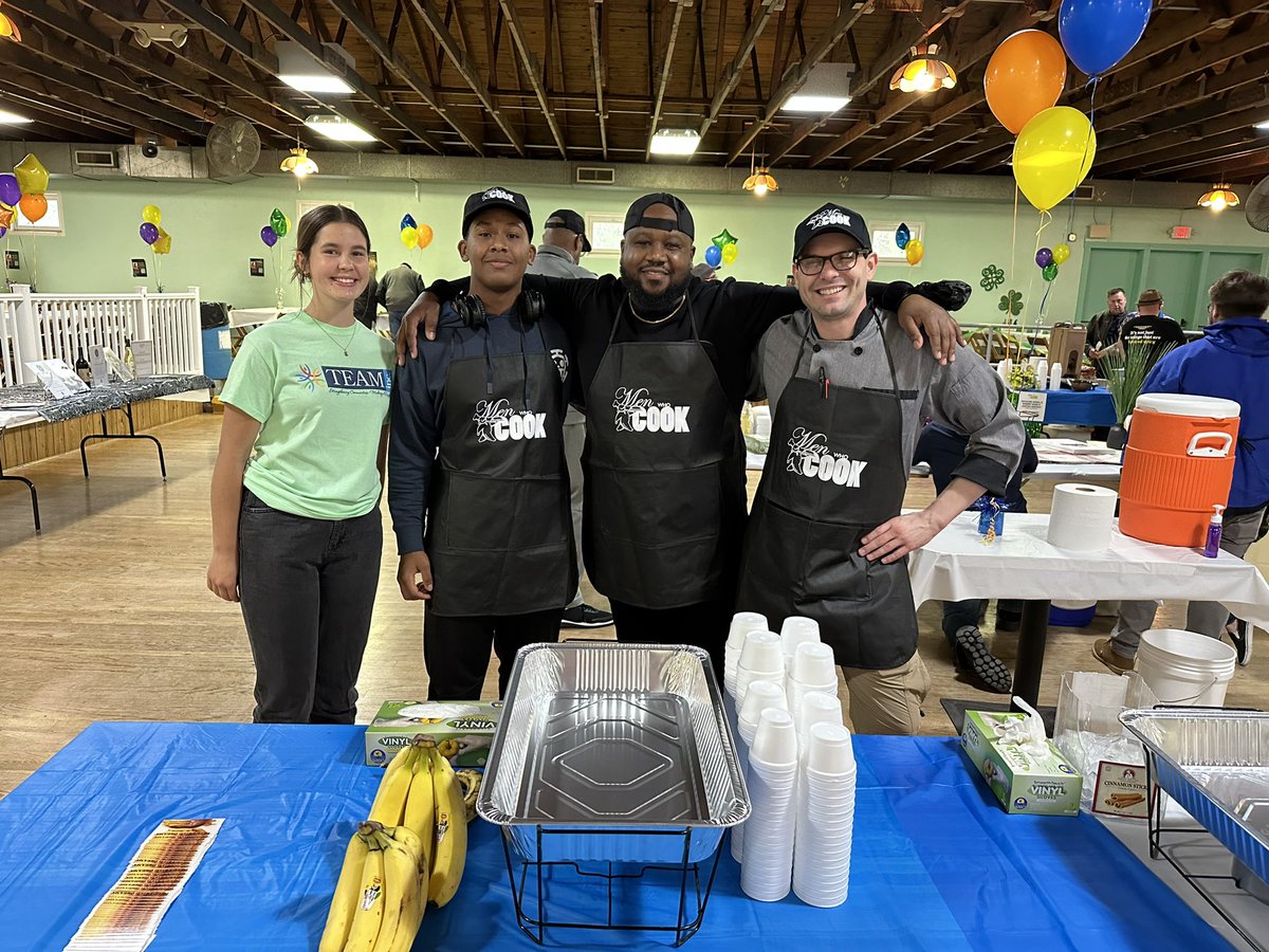 DreamBigDHS's tweet photo. The DHS Valley SURGE council had a great time tonight volunteering at the Men Who Cook fundraiser! @DerbyRedRaider @RedRaiderCT https://t.co/iiBTl7pZkB