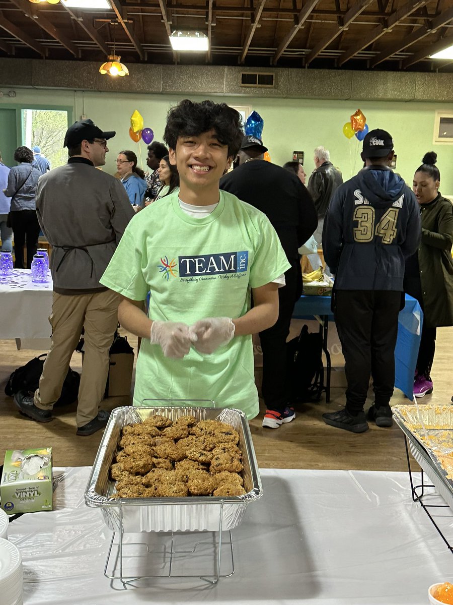 The DHS Valley SURGE council had a great time tonight volunteering at the Men Who Cook fundraiser! <a href="/DerbyRedRaider/">Derby High School</a> <a href="/RedRaiderCT/">MaskedRedRaider</a>