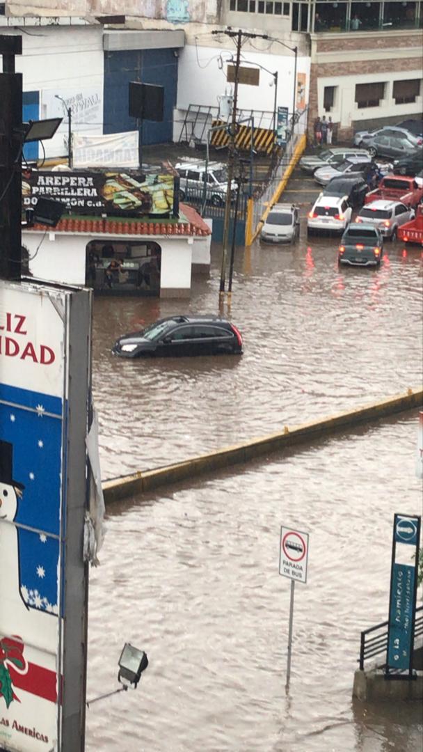 Los Salias tiene más de 16h en crisis, sectores sin luz, no hay agua, fuga de gas, PNM inundada, etc. Cuadrillas trabajando y estamos apoyando pero necesitamos solución estructural. O se invierte en mantenimiento de Hidrocapital y Corpoelec o seguiremos con este castigo ¡URGENTE!
