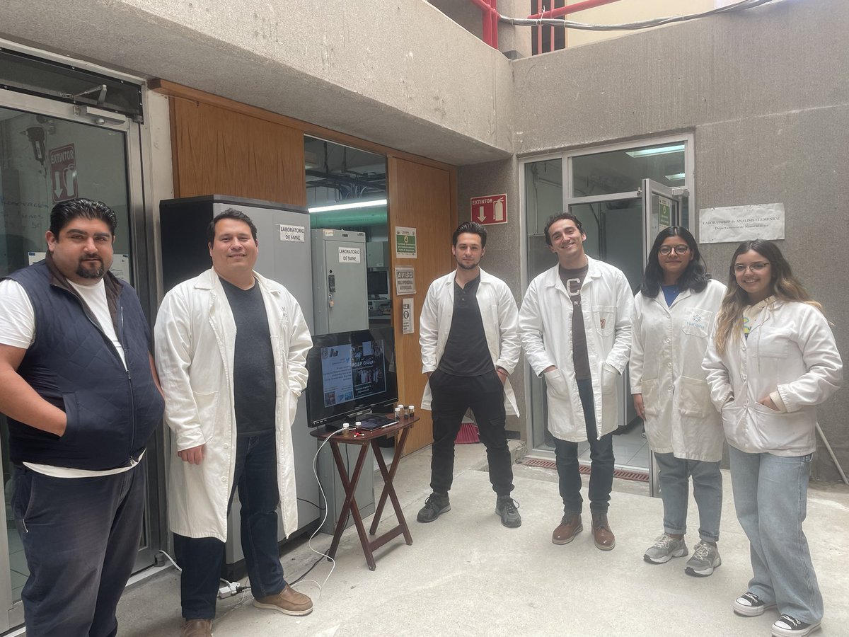 RomoHerrera_Lab's tweet photo. CasaAbierta 2023 (OpenHouse) 
@CNyN_UNAM 

   Very proud of the guys (AG&amp;P Group; Assembly Graphene &amp; Plasmonics), achieving a creative workshop to share some of their daily activities in the Lab on Nanotechnology with the local High School kids.
 
Int. Mother Earth Day https://t.co/mkxRHCMcDm