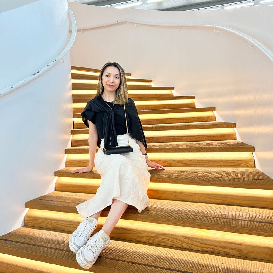 zoeylhs's tweet photo. All things serve us in the way of growth and development 📚🪜

#knowledge #intelligence #selfworth #stairs #museum #Asia #lights #bookstagram #travel #petite #model #asiangirl #HongKong #Australia https://t.co/JnefvSnti8