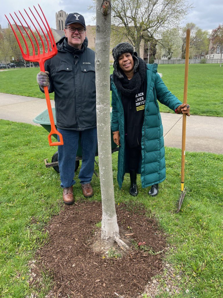 ChicagoParks's tweet photo. DYK? Trees help reduce flooding &amp; pollution! Thanks to 25 tree keepers f/ Italy, Naperville, New Jersey &amp; neighboring suburbs for mulching 50🌳 at #BrooksPark on #EarthDay w/ help from Margot McMahon. Participants also learned about sapling🌱 care &amp; enjoyed poetry w/ Kira Tucker. https://t.co/nweJz1vITF