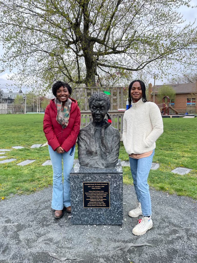 ChicagoParks's tweet photo. DYK? Trees help reduce flooding &amp; pollution! Thanks to 25 tree keepers f/ Italy, Naperville, New Jersey &amp; neighboring suburbs for mulching 50🌳 at #BrooksPark on #EarthDay w/ help from Margot McMahon. Participants also learned about sapling🌱 care &amp; enjoyed poetry w/ Kira Tucker. https://t.co/nweJz1vITF