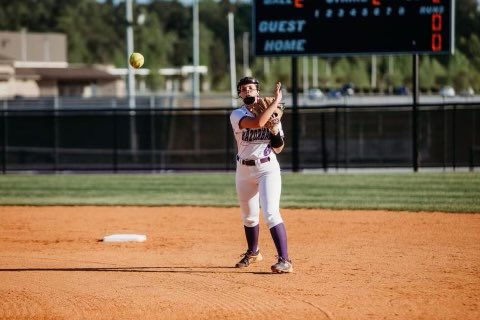 kinsleyd6's tweet photo. Senior night was one to remember! I can’t wait for the next 4 years!🐍 #GoCobs @cokersball @Softball_CoachB @SBCoachJones https://t.co/QZh7FUDtPJ