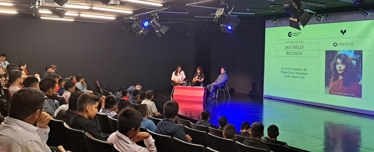 LaCheMagui's tweet photo. Hoy en la #FeriadeEditoriales un joven del Ins. Santiago le preguntó a @michellestef87:
¿Qué sentías cuando no te dejaban publicar esas historias crudas en el diario?
"Mucha impotencia, pero la literatura me dio esa libertad".
❤️🔥
@fundacion_paiz #pmmt https://t.co/3dS0vZM1uN