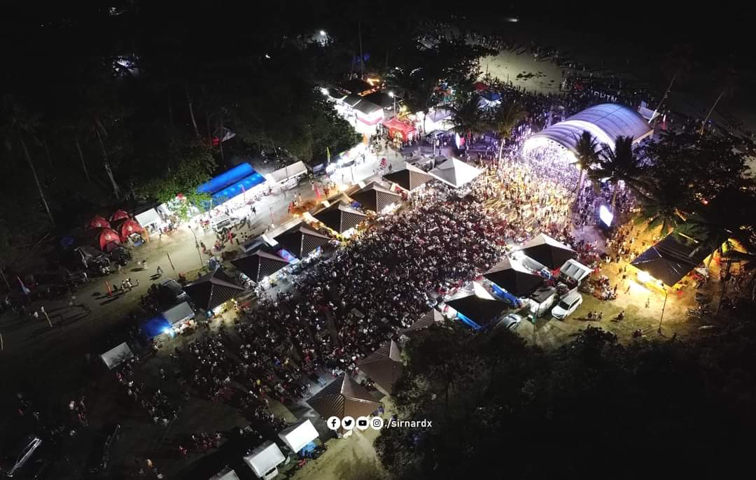 1_davao's tweet photo. #1D_LifeStyle 
LOOK | Gumasa Beach was jampacked of the Party goers who joined last night in Mahin Festival in Glan, Sarangani.

📸 Sox Up Close | Nanardz Navarro

#MahinFestival2023 
#GumasaBeach 
#GlanSarangani 
#1DavaoLifeStyle 
#Soccsksargen 
#1Davao #OneDavao https://t.co/6CeriF3zw7