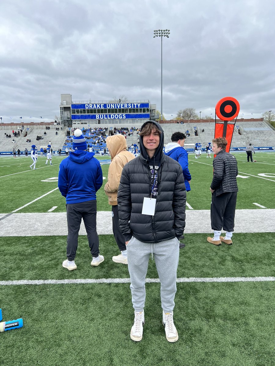 Cvans524's tweet photo. Thank you @WillieCashmore for the invite!  Had a great time meeting the coaches and seeing the campus. @DrakeBulldogsFB @2CoachG1 @tstepsis https://t.co/ORyEJMrOFd