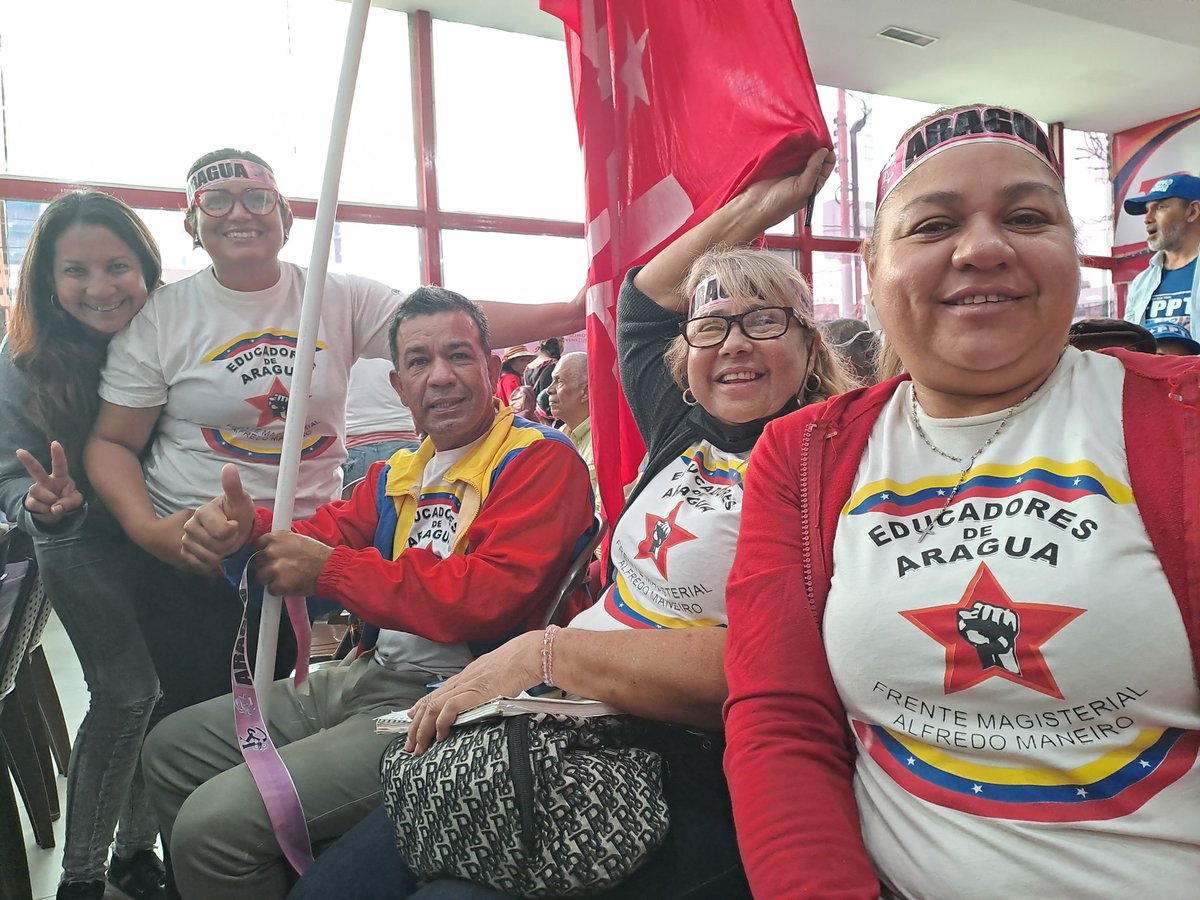 leoalvacabrera's tweet photo. El Movimiento Educadores de Aragua estuvo acompañando a nuestra Gob. @Soykarinacarpio en la Instalación de la Comisión de Movimientos Sociales del @PartidoPSUV, @JuventudPSUV y Gran Polo Patriótico.
¡Unidos Siempre Venceremos! 
#FiestasDeportivasDelAlba 
@dcabellor @ramolinap https://t.co/BGypQI70Zt
