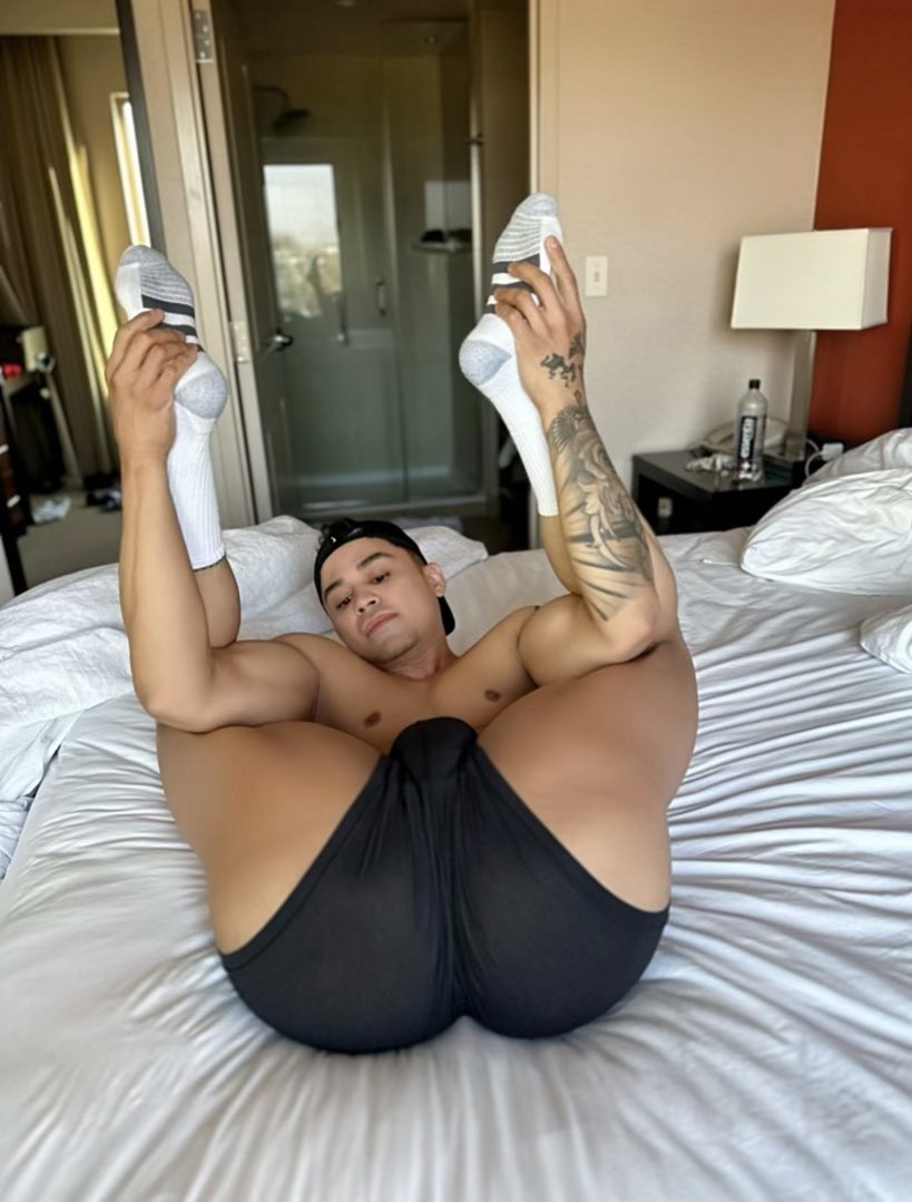 RT if you would like to stretch me out😈