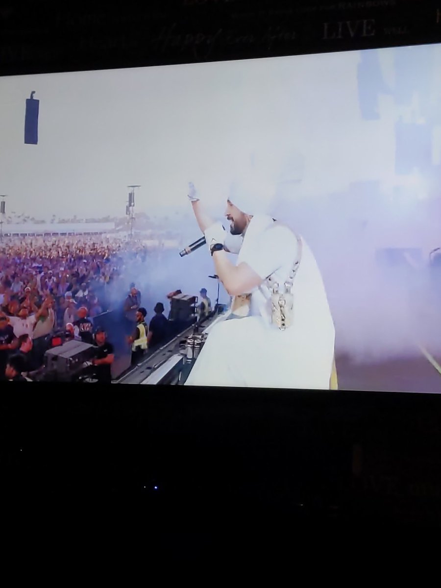 Bhangraw's tweet photo. Diljit looking way more comfortable on stage this week. https://t.co/TDXnEZtuTp