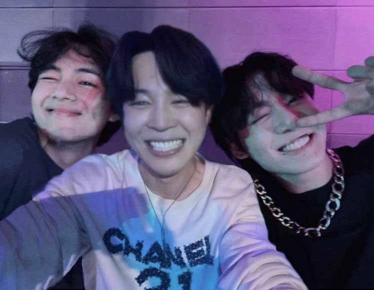 jmk_aziz's tweet image. WE LOVE YOU JIMIN
WE LOVE YOU TAEHYUNG
WE LOVE YOU JUNGKOOK