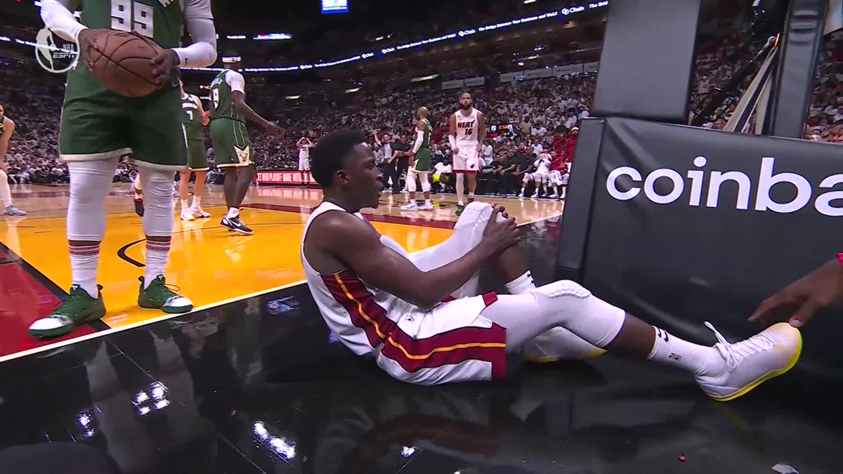 BleacherReport's tweet photo. Victor Oladipo taken back to the locker room after an apparent knee injury

Hope he's alright 🙏 https://t.co/MMnbLKff9o