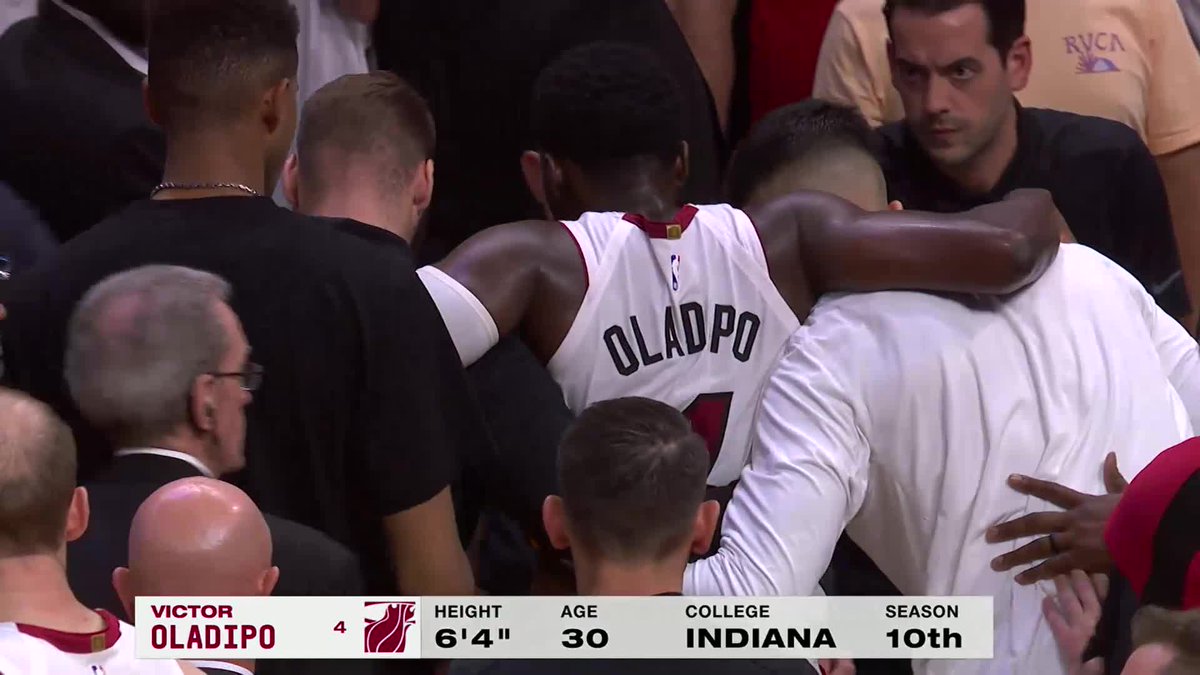 BleacherReport's tweet photo. Victor Oladipo taken back to the locker room after an apparent knee injury

Hope he's alright 🙏 https://t.co/MMnbLKff9o