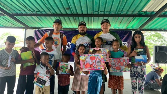 (2/2) La comunidad contó con el servicio de Farmacia Móvil, pudiendo adquirir a precios populares una gran variedad de medicamentos.

¡Amor con amor se paga! 

<a href="/NicolasMaduro/">Nicolás Maduro</a>
<a href="/amarcanopsuv/">Ángel Marcano</a>

#FiestaDeportivaDelALBA