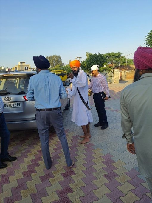 ANI's tweet photo. The latest picture of #AmritpalSingh in Punjab Police custody shared with ANI by Official sources https://t.co/z7VB91Na0D