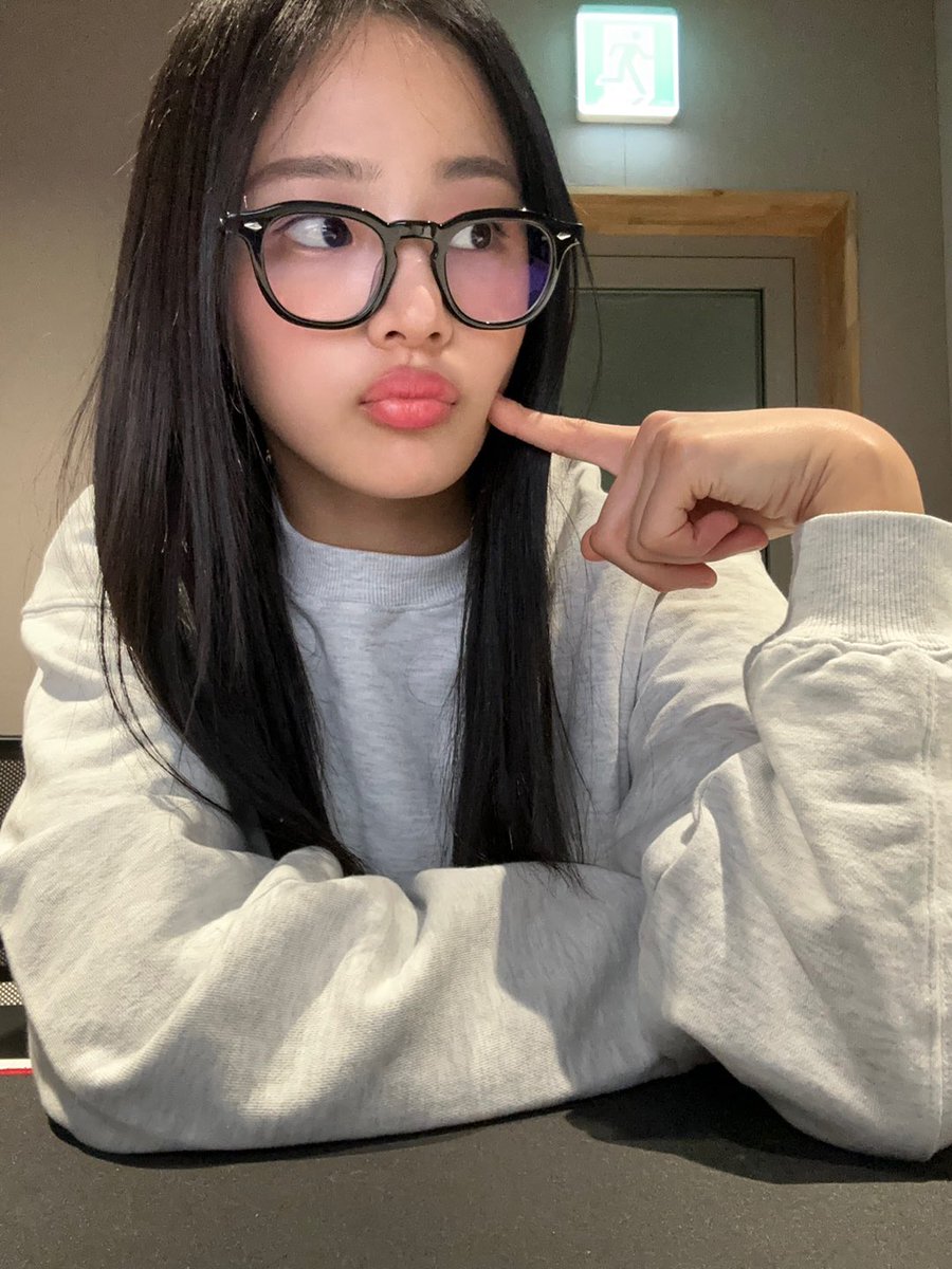 juuhnkim's tweet photo. Hello. This is NewJeans’ maknae Minji speaking. 🤓 https://t.co/lkGu6eJugX