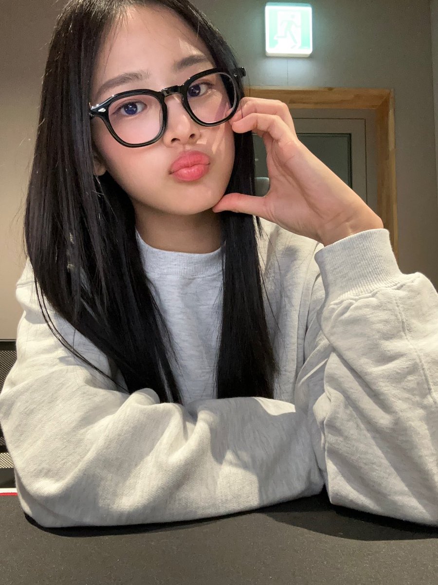 juuhnkim's tweet photo. Hello. This is NewJeans’ maknae Minji speaking. 🤓 https://t.co/lkGu6eJugX