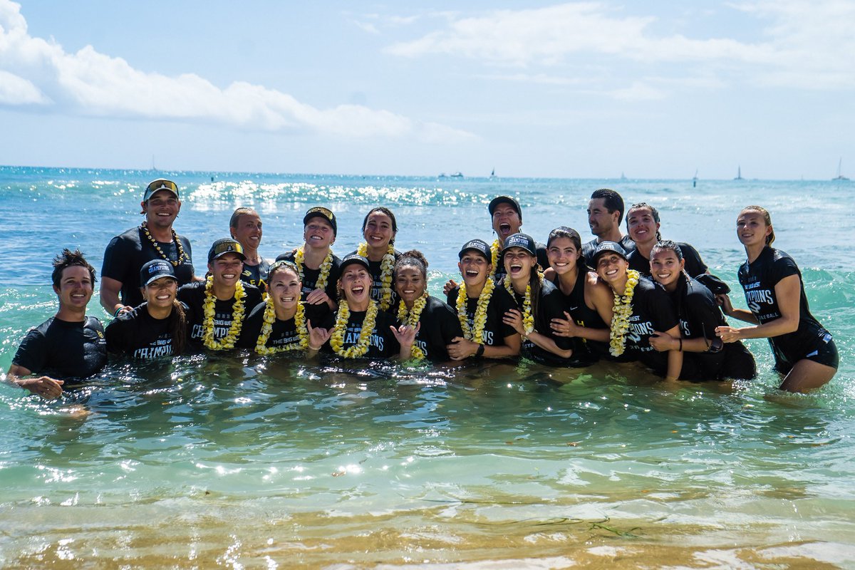 The Queens of Queens Beach 👑🏆 Congrats to @lbsubeachvb on securing their first ever Big West Championship 

#GoBeach