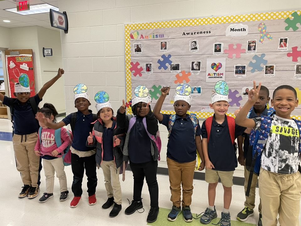 PrincipalBernal's tweet photo. Celebrating Earth Day @GWTruett!  Earth day in the classroom and House day Earth Day activities! @ACEDallasISD @TeamDallasISD https://t.co/kk4IFybvmU