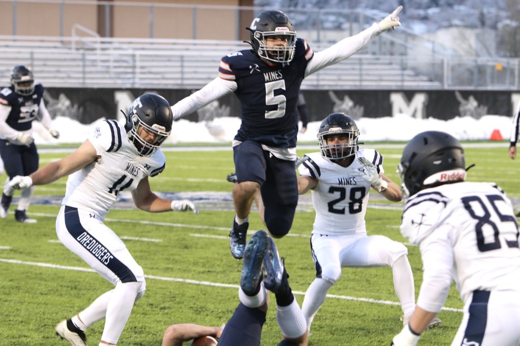 SPRING GAME FINAL: Defense 53, Offense 24 

Four turnovers in the second half as the young guys in blue made the difference! 

#HelluvaEngineer⚒