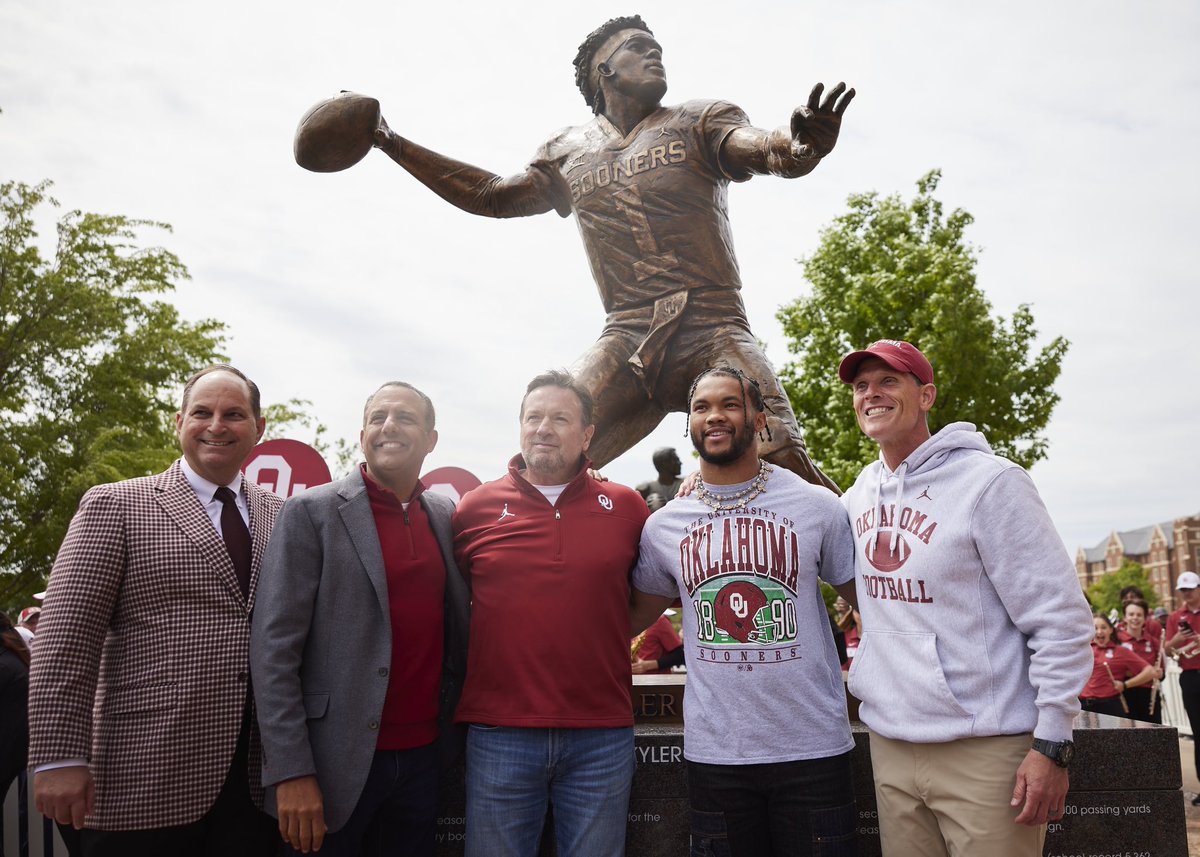 OU_President's tweet image. Sooner Magic was back in the Palace today! Couldn't have asked for a better day with the #OUFamily. @CoachVenables and @OU_Football are gearing up for an exciting 2023 season, and it was an honor to celebrate @K1 and his return to @UofOklahoma. Looking forward fall! #Boomer