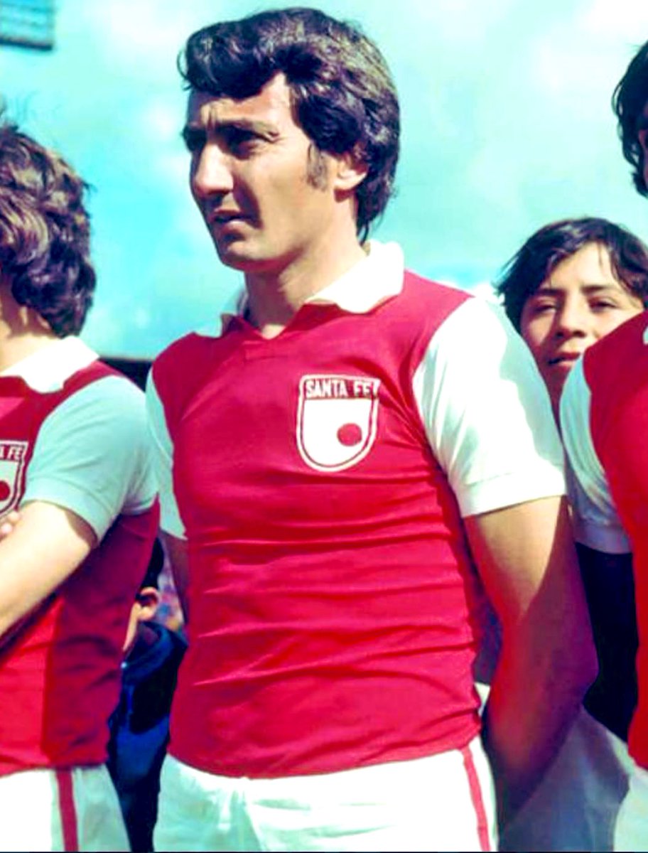 MigueBertolotto's tweet photo. Lo conocí en 1976, durante una gira con River por Colombia, cuando #Sarnari jugaba en Independiente Santa Fe de Bogotá.

Cordial, bonachón, incansable conversador, amigo de sus amigos, en aquel viaje fue un gran anfitrión de toda la delegación.

Descansá en paz, #Nene. https://t.co/Y1mHe9jTUT