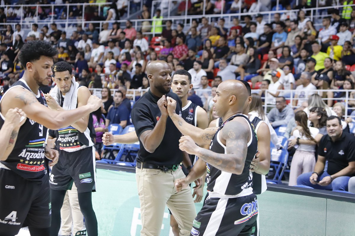 gladiadoresbbc's tweet photo. Un abarrotado gimnasio Luis Ramos disfrutó de un gran espectáculo brindado por nuestro equipo🛡️⚔️

📸 @samiraponteve 

#ArmaduraAnzoatiguense #Gladiadores #Baloncesto #Anzoategui https://t.co/89dhAywV6h