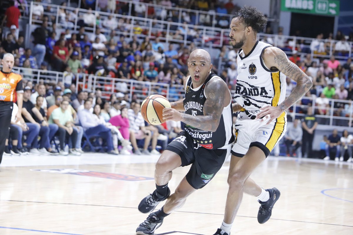 gladiadoresbbc's tweet photo. Un abarrotado gimnasio Luis Ramos disfrutó de un gran espectáculo brindado por nuestro equipo🛡️⚔️

📸 @samiraponteve 

#ArmaduraAnzoatiguense #Gladiadores #Baloncesto #Anzoategui https://t.co/89dhAywV6h